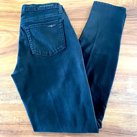 ROCK & REPUBLIC Women’s Black Berlin Mid Rise Distressed Knee Ankle Jeans Sz 10 - Picture 1 of 8